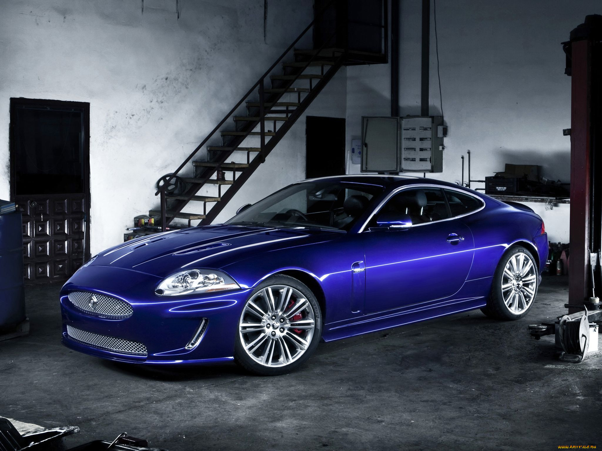 Найди синюю машину. Ягуар XKR 2010. Jaguar XKR 2010. Jaguar XKR синий. Ягуар ХКР синий.